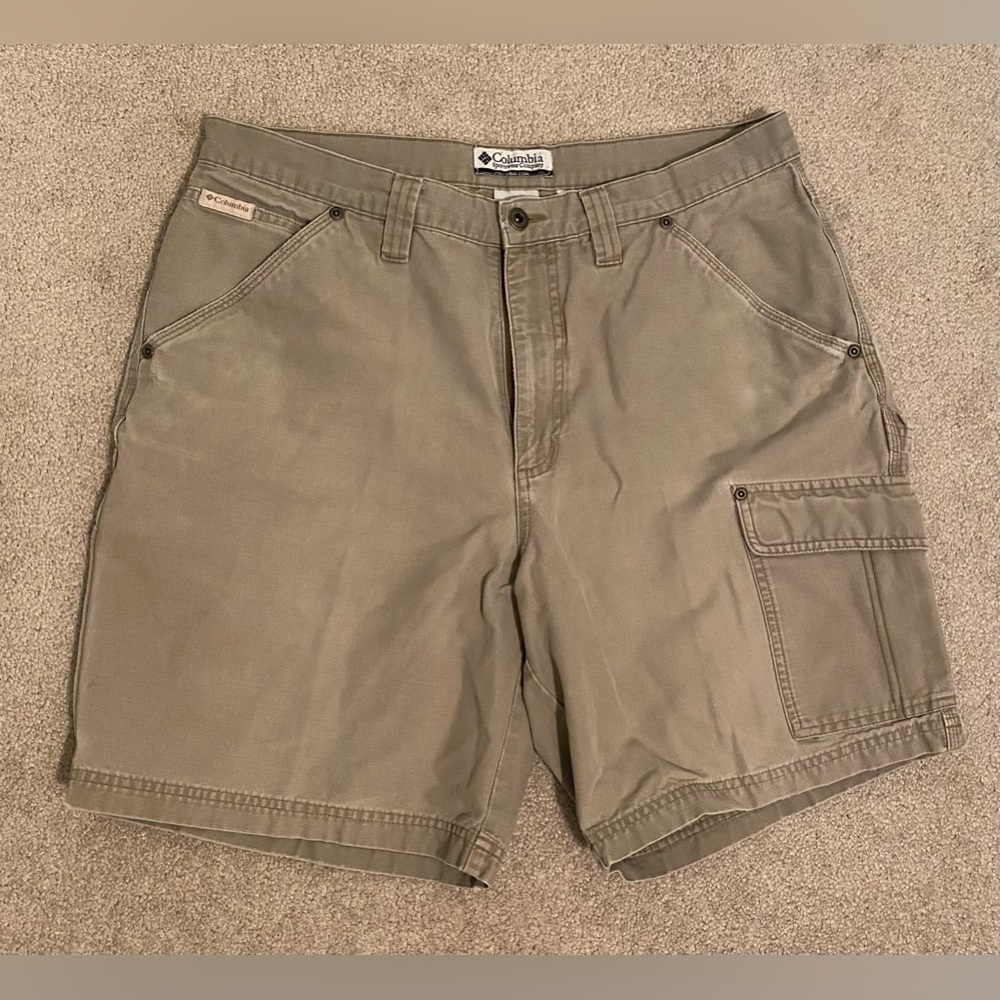Columbia men’s size 36 cargo shorts tan